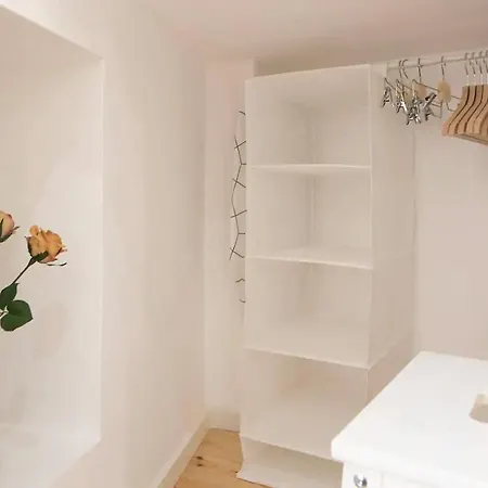 Apartment Very Near Subway Lissabon